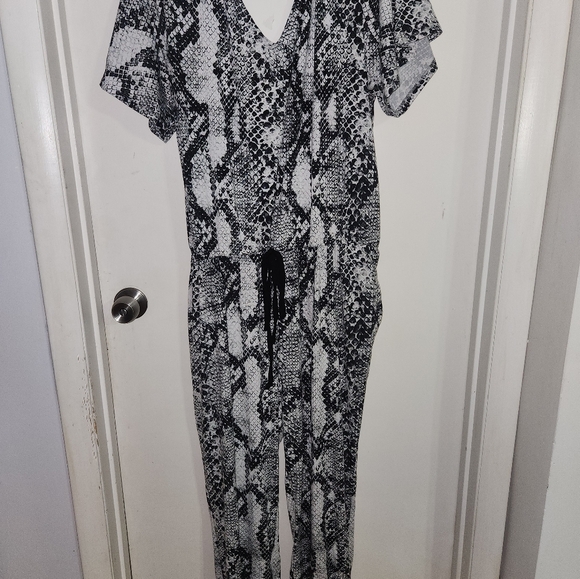 LuLaRoe XOE Jogger Jumpsuit Women’s 2XL Gray/Black Snake Short Sleeve EUC - Picture 2 of 4